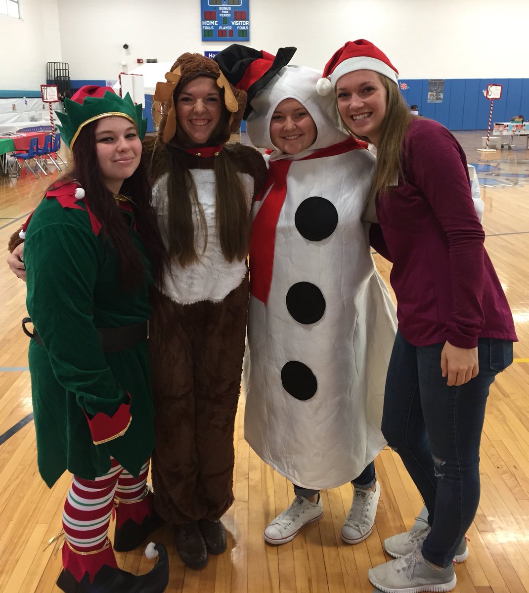 CMHS_proud's tweet photo. #SantasWorkshop volunteers #KeystoneCares #BENV @Kiwanis https://t.co/UpiV6XVKFm