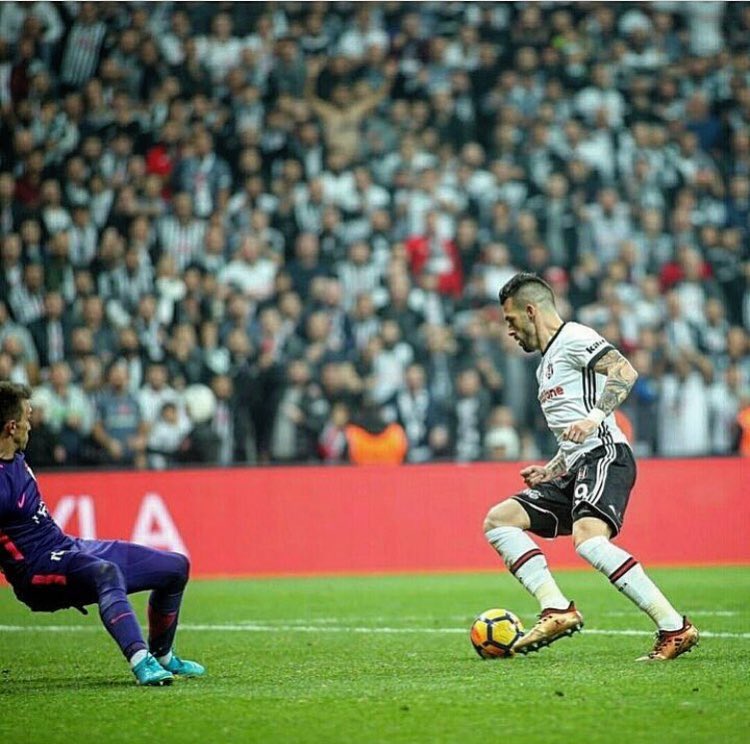 omerbck1903's tweet photo. BESIKTASKIM SEN BIZIM ASKIMIZ SIYAHLA BEYAZ AKAR KANIMIZ!!!! https://t.co/qmQu0u2xpL