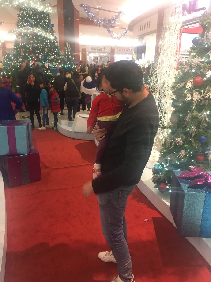DavidIsrael87's tweet photo. Spotted @salimnemo miente cuando dice que odia la Navidad y a los niรฑos. Los mantengo informados XOXO #GossipGay https://t.co/hlSNRvTlKU
