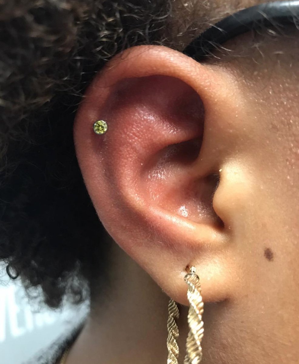 Shouts to <a href="/she/">🎭</a>.uses.needles for this beautiful initial helix fitted with a threadless neometal gem. 💎