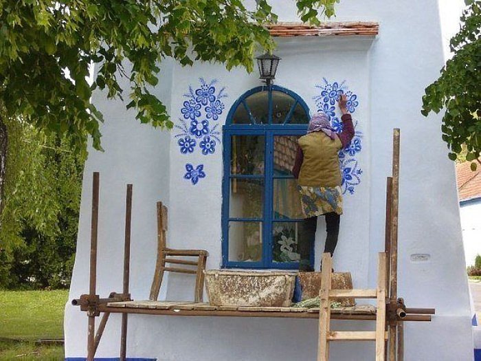 womensart1's tweet photo. Agnes Kasparkova, 90-Year-Old Czech grandmother and former agricultural worker who is turning her small village into an art gallery by hand-painting traditional Moravian motifs on the local houses and building, now in the project's 13th year #womensart https://t.co/lxKcT9HoUo