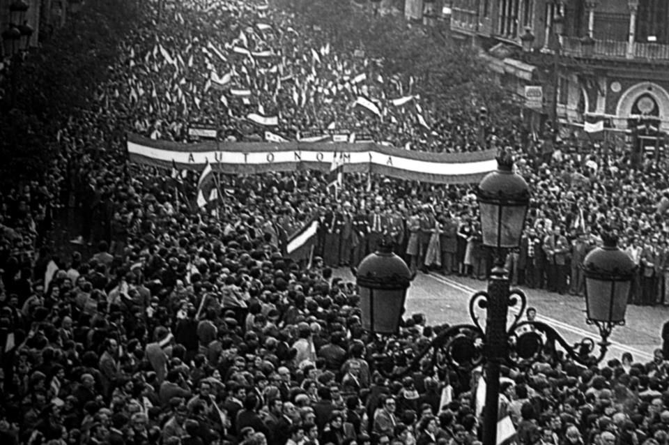 ParlamentoAnd's tweet photo. Hoy se cumplen 40 años del #4D por la #Autonomía de #Andalucía. Descubre más sobre el proceso autonómico aquí 👉 https://t.co/PbdNJkuK6g https://t.co/0k0b6NC9ZB