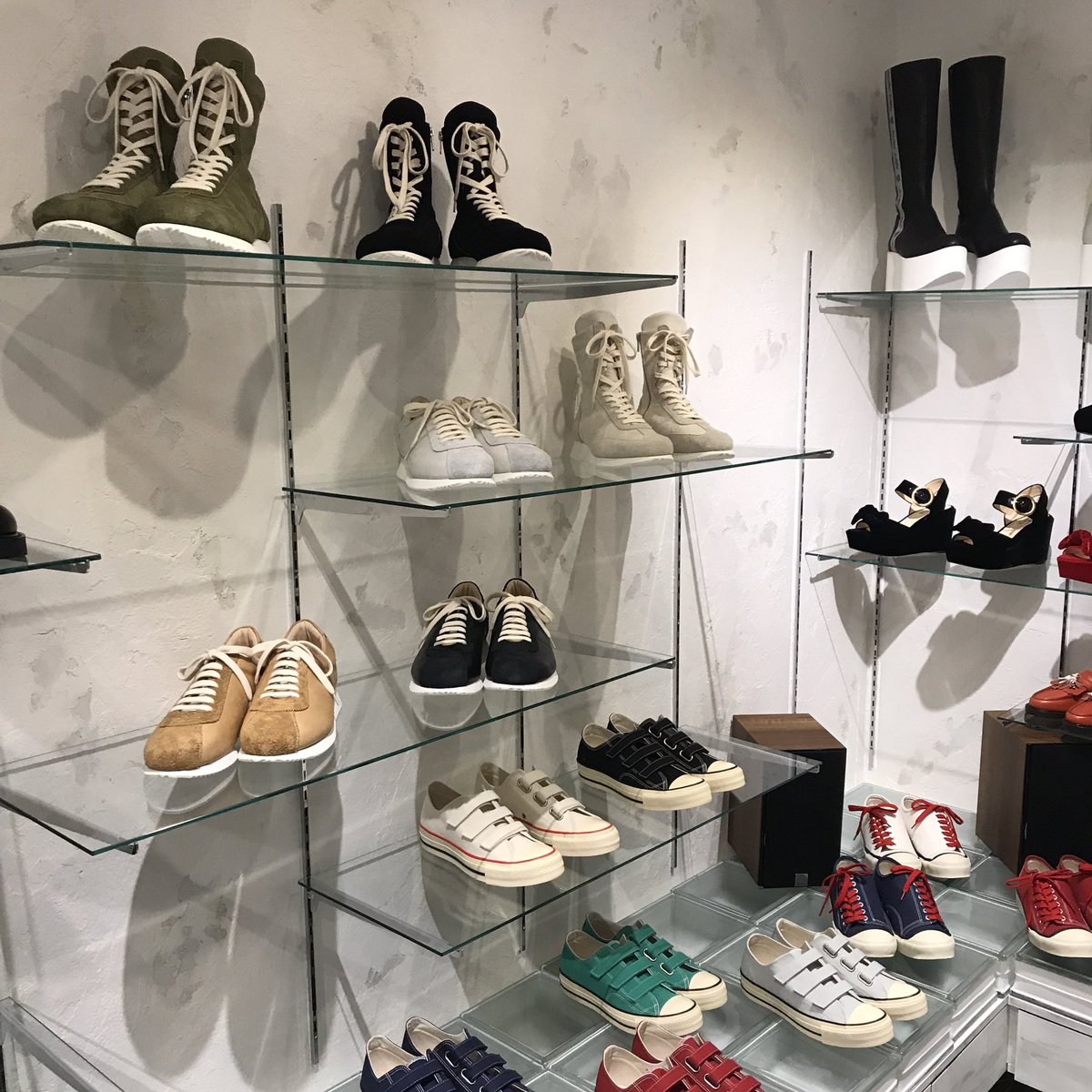 Drum_s_Masaya's tweet image. DIGOUTの期間限定ショールームに遊びに行ってきたー👞
やはり良い物は細部まで拘ってますよね✨
お気に入りのブーツもゲットできたので、この冬はこいつに身を委ねます👢笑

#DIGOUT
#ブーツ