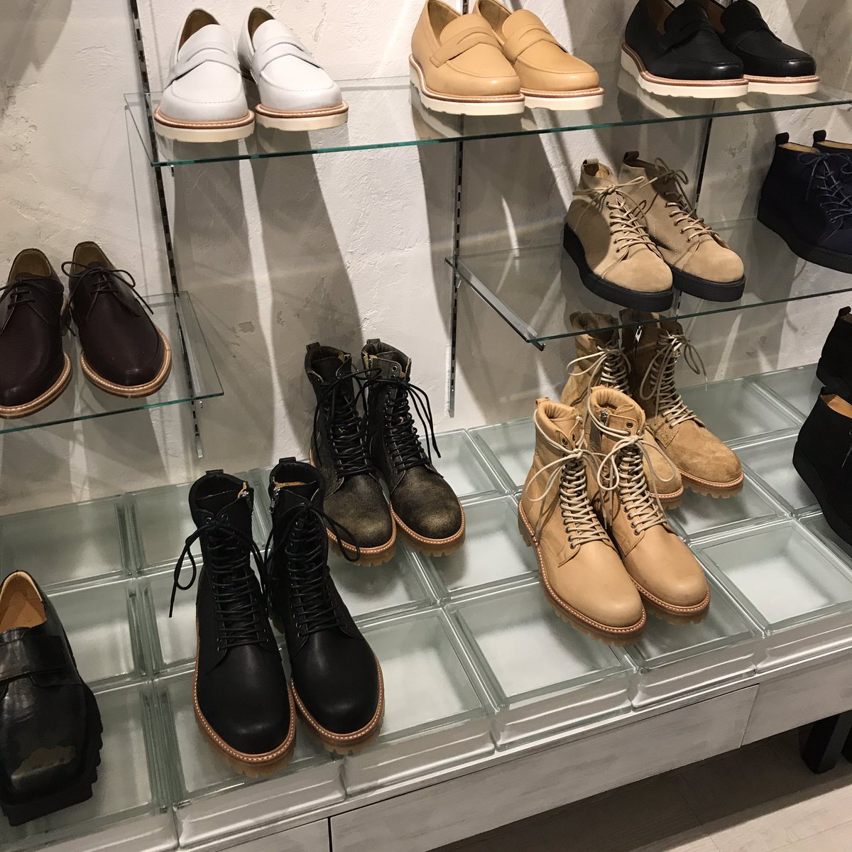 Drum_s_Masaya's tweet image. DIGOUTの期間限定ショールームに遊びに行ってきたー👞
やはり良い物は細部まで拘ってますよね✨
お気に入りのブーツもゲットできたので、この冬はこいつに身を委ねます👢笑

#DIGOUT
#ブーツ