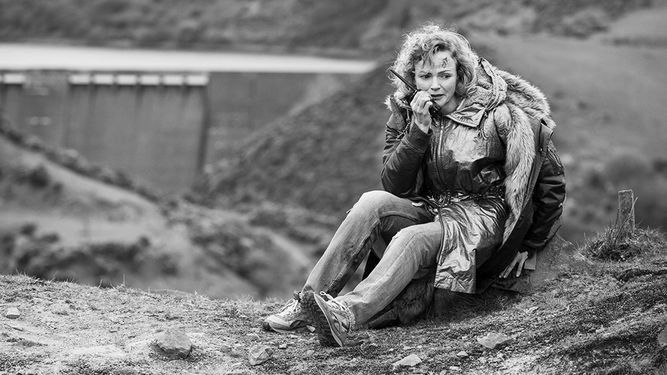 Vertele's tweet photo. 🔝 #LoMásVisto | Inquietante primer teaser de Cabeza de metal, el episodio en blanco y negro de Black Mirror (📹) https://t.co/kqkOLXfxoy https://t.co/c9KYtncR2I