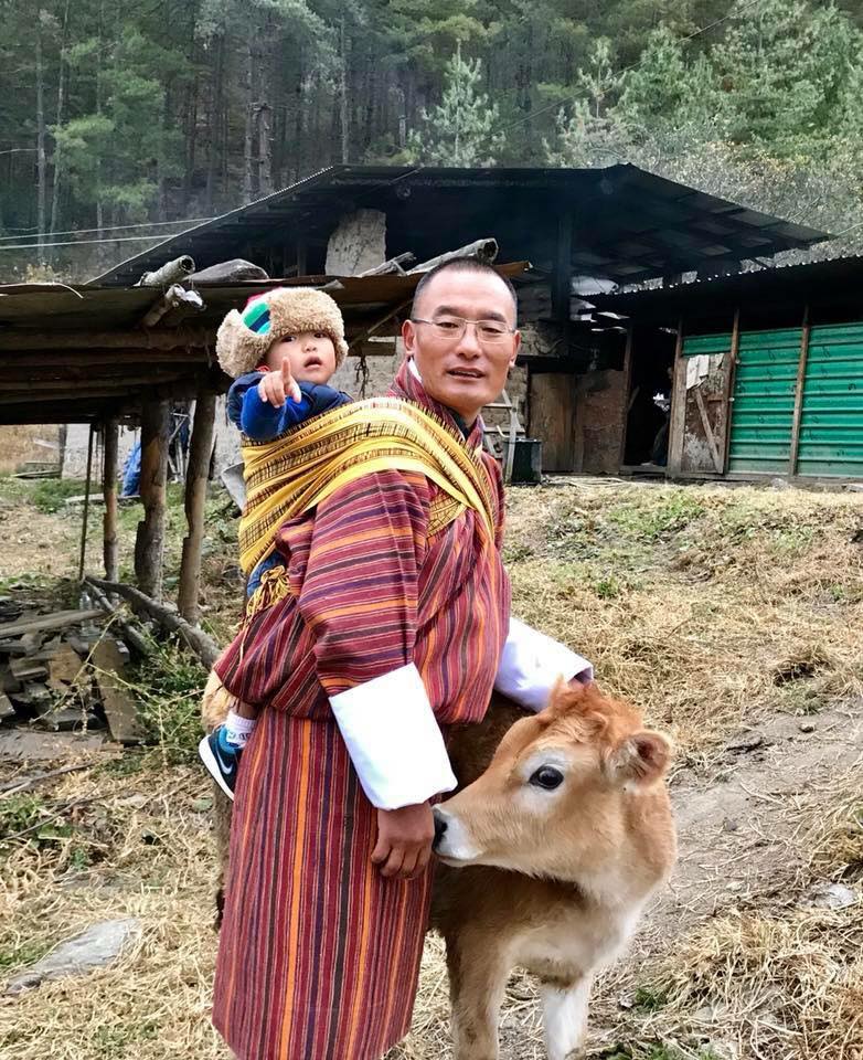 StandForBhutan's tweet photo. World Most Humble Prime ministers without body guard 🙏🏻 Greatest inspiration for millions. This pic has won the heart of Drukpas 
#Bhutan #LoveBhutan https://t.co/2yf0AtJ8V4