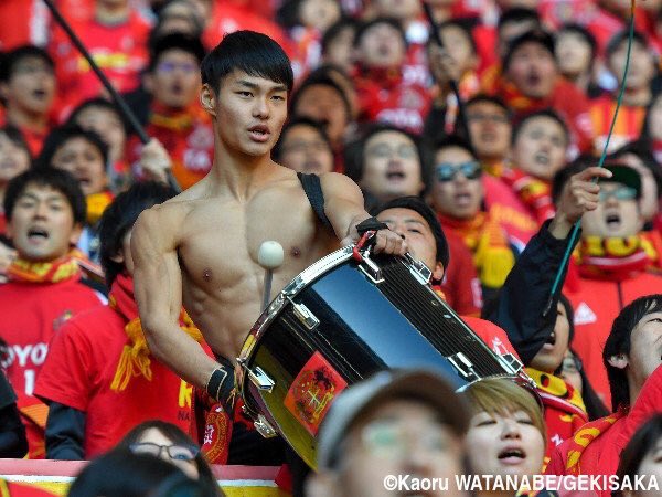 soccerugfilez's tweet photo. 醜いからサポーターはスタンドで上半身脱ぐな！！

という意見を一蹴する名古屋サポーター https://t.co/w3Fco2Az41