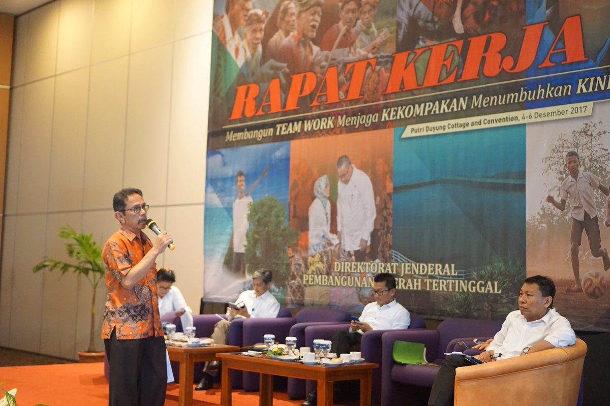 Ditjen_PPDT's tweet photo. Penyampaian capaian realisasi tahun 2017 dan rencana kerja tahun 2018 oleh masing-masing Unit Kerja Eselon II dilingkungan Ditjen PDT.
#RakerPDT
#MembangunTeamWork
#MenjagaKekompakan
#MenumbuhkanKinerja https://t.co/Q7F2TEIkY8