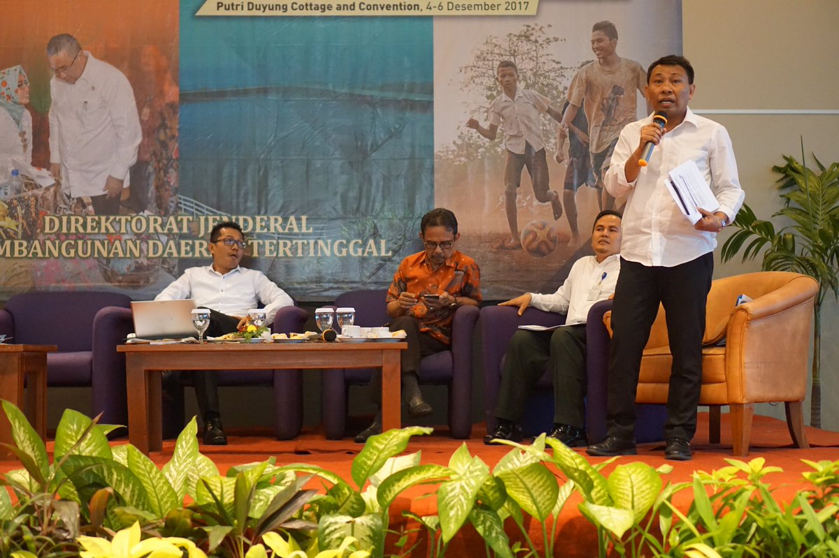 Ditjen_PPDT's tweet photo. Penyampaian capaian realisasi tahun 2017 dan rencana kerja tahun 2018 oleh masing-masing Unit Kerja Eselon II dilingkungan Ditjen PDT.
#RakerPDT
#MembangunTeamWork
#MenjagaKekompakan
#MenumbuhkanKinerja https://t.co/Q7F2TEIkY8