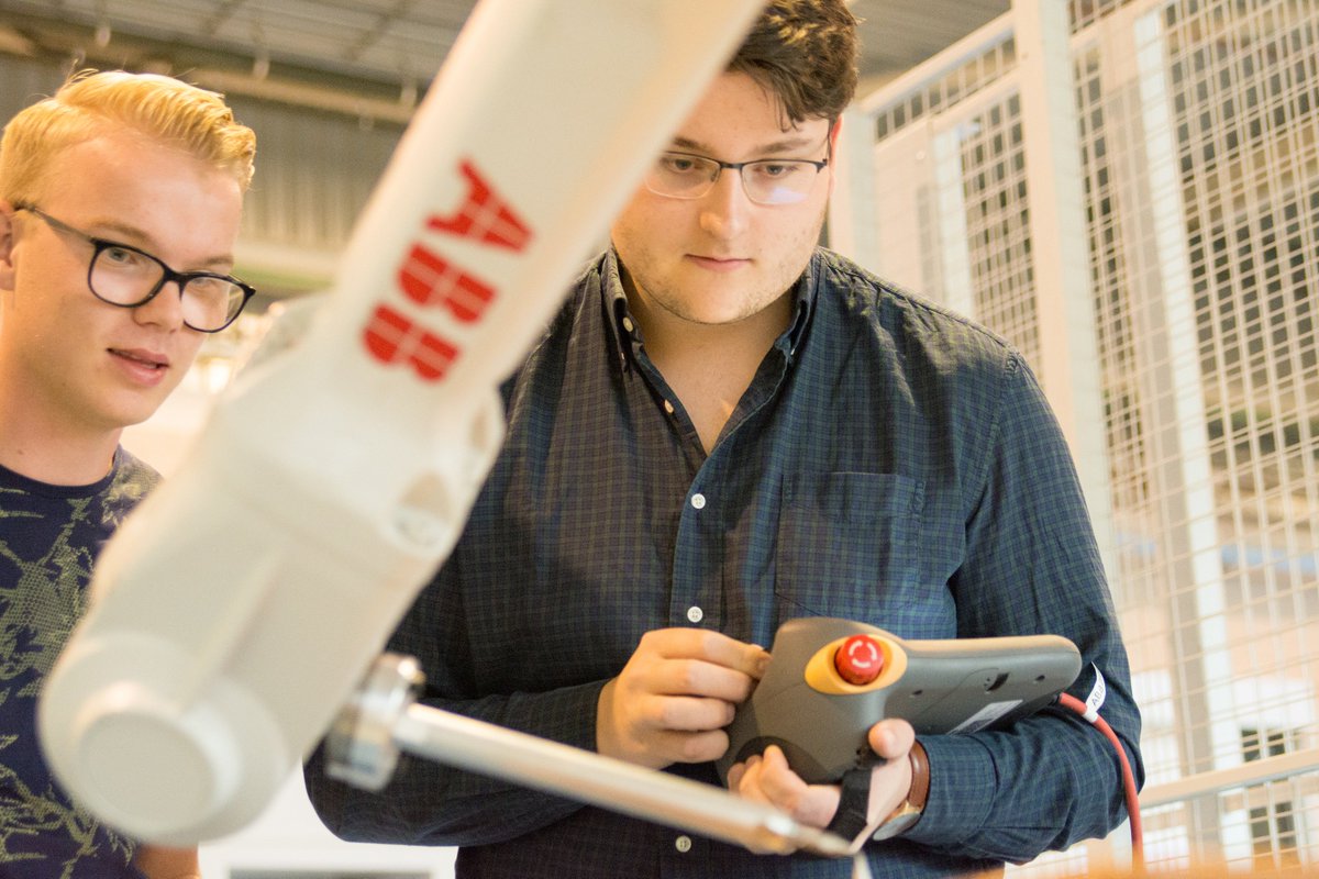 ABBRoboticsBNL's tweet photo. ABB vindt het erg belangrijk dat de jeugd kennis maakt met techniek. In het Fieldlab Industrial Robotics wordt de nieuwe generatie klaar gestoomd voor het werken met robotica. Daar dragen wij als partner van het Fieldlab graag aan bij. https://t.co/ondn28xQyV