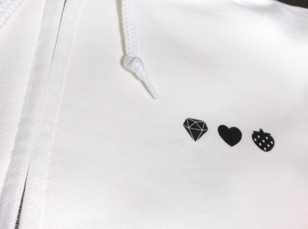 「【お知らせ】
boothでのグッズ一般販売を開始しました。Tシャツとパーカー合計」|爽々のイラスト