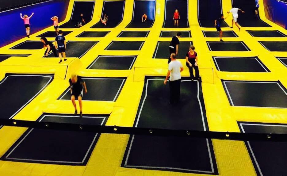 JumpsquareUTR's tweet photo. Trampolinespringen stimuleert de bloedsomloop, vergroot ademhalingscapaciteit en bevordert de coördinatie en het reactievermogen. https://t.co/AH1JPSt0wO