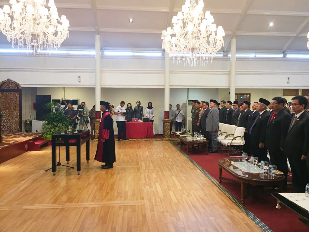 raden_kemala's tweet photo. Gubernur #AlexNoerdin menjadi saksi Pengambilan Sumpah dan Pelantikan Wakil Ketua Pengadilan Tinggi Sumsel YM. Bapak DR. Moch Djoko, SH. M.Hum di Griya Agung. https://t.co/ys3tKx4KJF