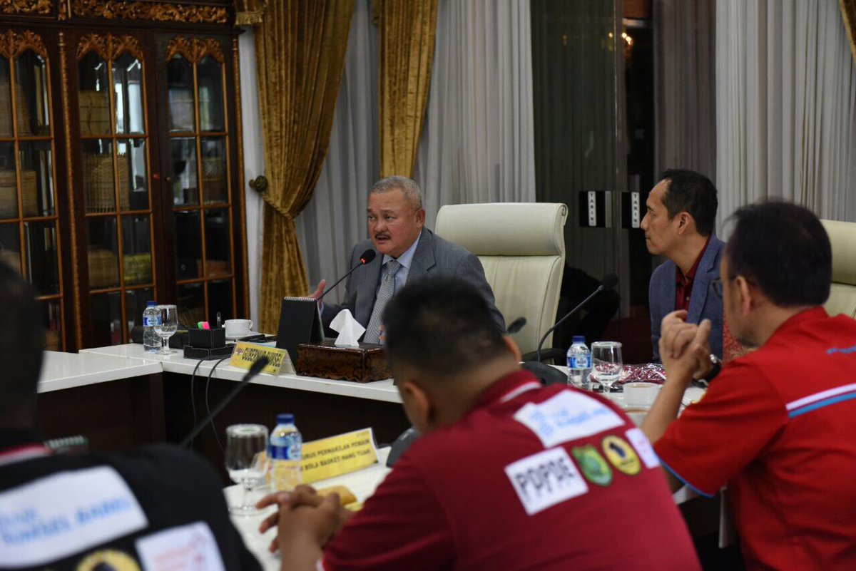raden_kemala's tweet photo. Kekompakan Gubernur #AlexNoerdin bersama Atlit Basket Hang Tua Sumsel. Komitmen penuh majukan Olahraga Basket Sumatera Selatan.👍 @HangtuahSumsel @BasketIndo @dblindonesia https://t.co/nkWpXs0MQf