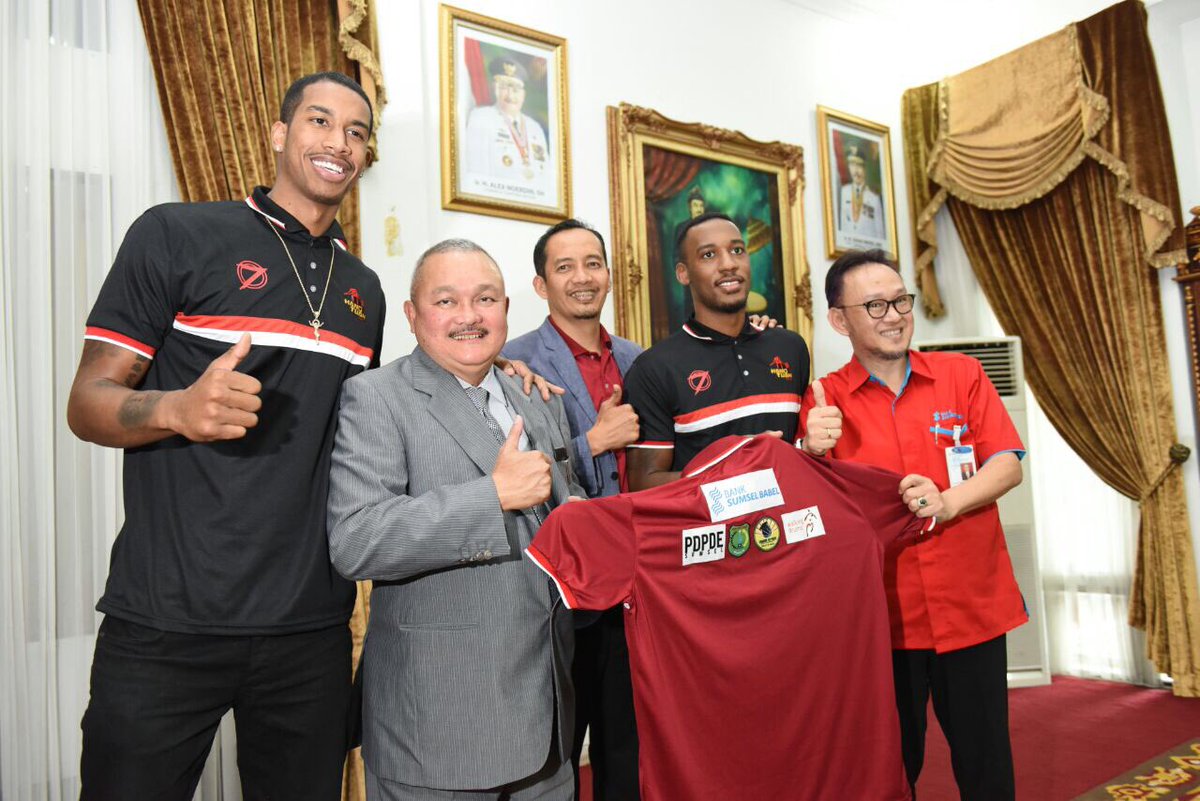 raden_kemala's tweet photo. Kekompakan Gubernur #AlexNoerdin bersama Atlit Basket Hang Tua Sumsel. Komitmen penuh majukan Olahraga Basket Sumatera Selatan.👍 @HangtuahSumsel @BasketIndo @dblindonesia https://t.co/nkWpXs0MQf