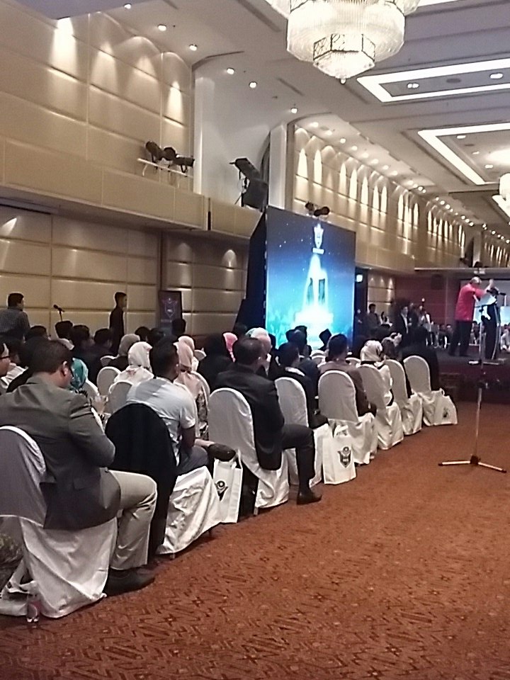 leelian_kong's tweet photo. Cheers & applause from Malaysian students studying overseas as Deputy PM says "we have the responsibility" to help @NajibRazak & to "build this country" #MES2017 https://t.co/ufGCW0pku4