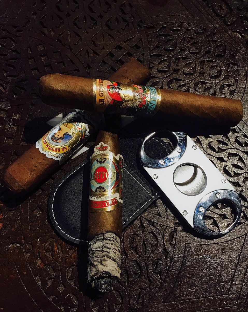 kladyleaf's tweet photo. Pick your puff. @Ashtoncigar #nowsmoking #ashton #ashtonsymmetry #symmetry #pickyourpuff #tasteofexcellence #happysunday https://t.co/kNkStImr1a