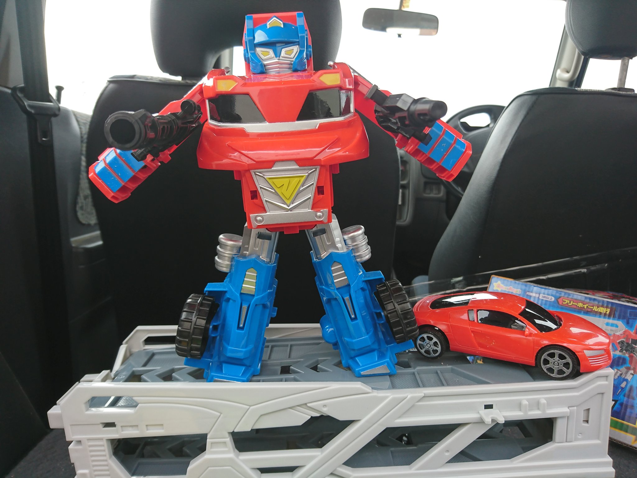 なお にゃお 魁 謎車塾 塾長 変身ロボットキャリアカー でかいです トランスフォーマーならリーダークラスぐらい いや 幅のボリュームはそれ以上 赤青のトレーラーヘッドが変形 ｺﾝ ｵﾌﾟ 既視感があるぞ このサイズだが手足も頭も全く