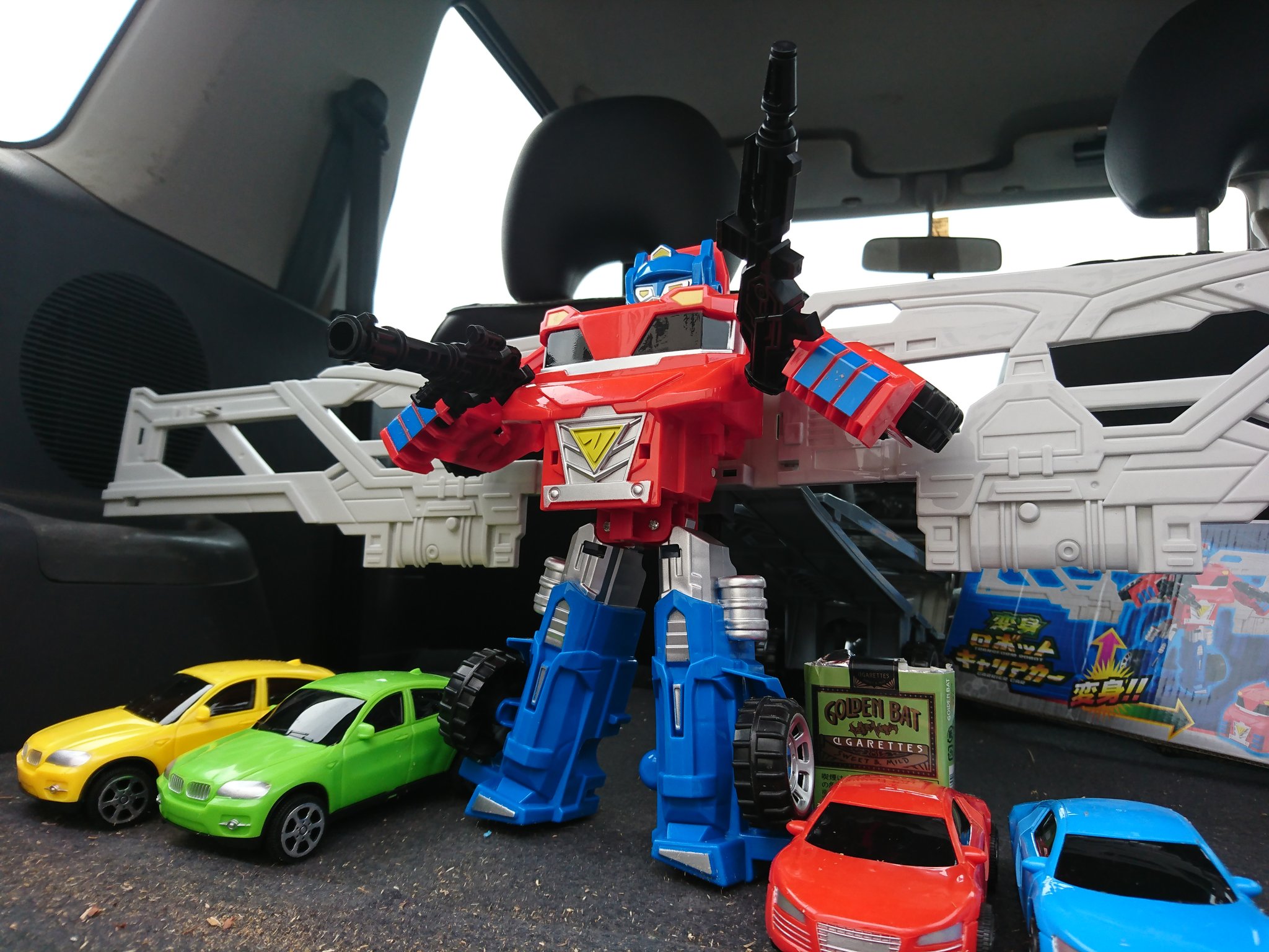 なお にゃお 魁 謎車塾 塾長 変身ロボットキャリアカー でかいです トランスフォーマーならリーダークラスぐらい いや 幅のボリュームはそれ以上 赤青のトレーラーヘッドが変形 コン オプ 既視感があるぞ このサイズだが手足も頭も全く なお にゃお 魁 謎車塾 塾長 変身ロボットキャリアカー でかいです トランスフォーマーならリーダークラスぐらい いや 幅のボリュームはそれ以上 赤青のトレーラーヘッドが変形 コン オプ 既視感があるぞ このサイズだが手足も頭も全く