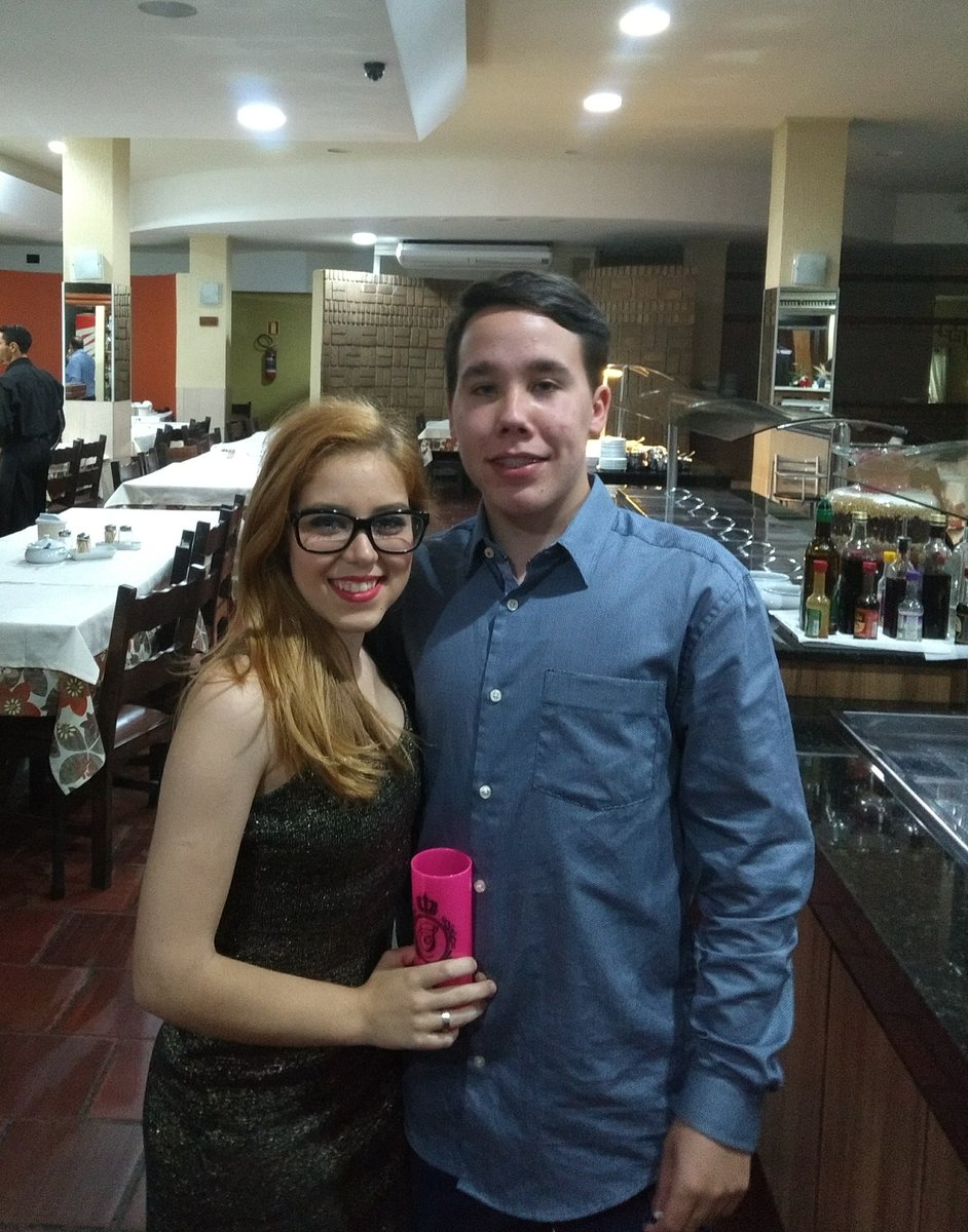 monteirodamaris's tweet photo. #15th #Sabriny #Pizzaria #Mozão #Amigos #TavaOtimo #BomDemais ❤️🎇 https://t.co/zYiaD1J66d