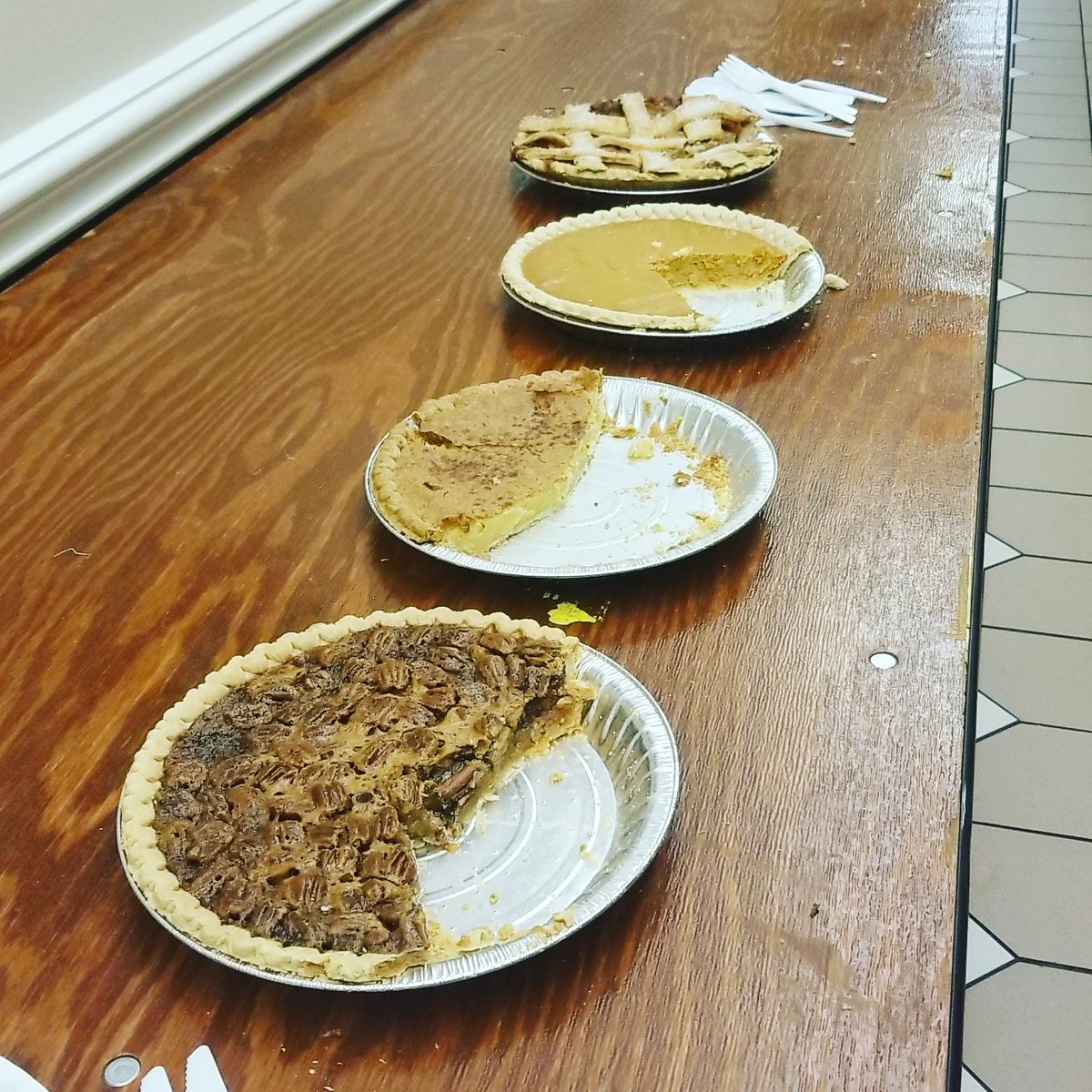 MoMacRC's tweet photo. Pie in the lobby right now!  #rushMoMac https://t.co/m8WYP8FSMH