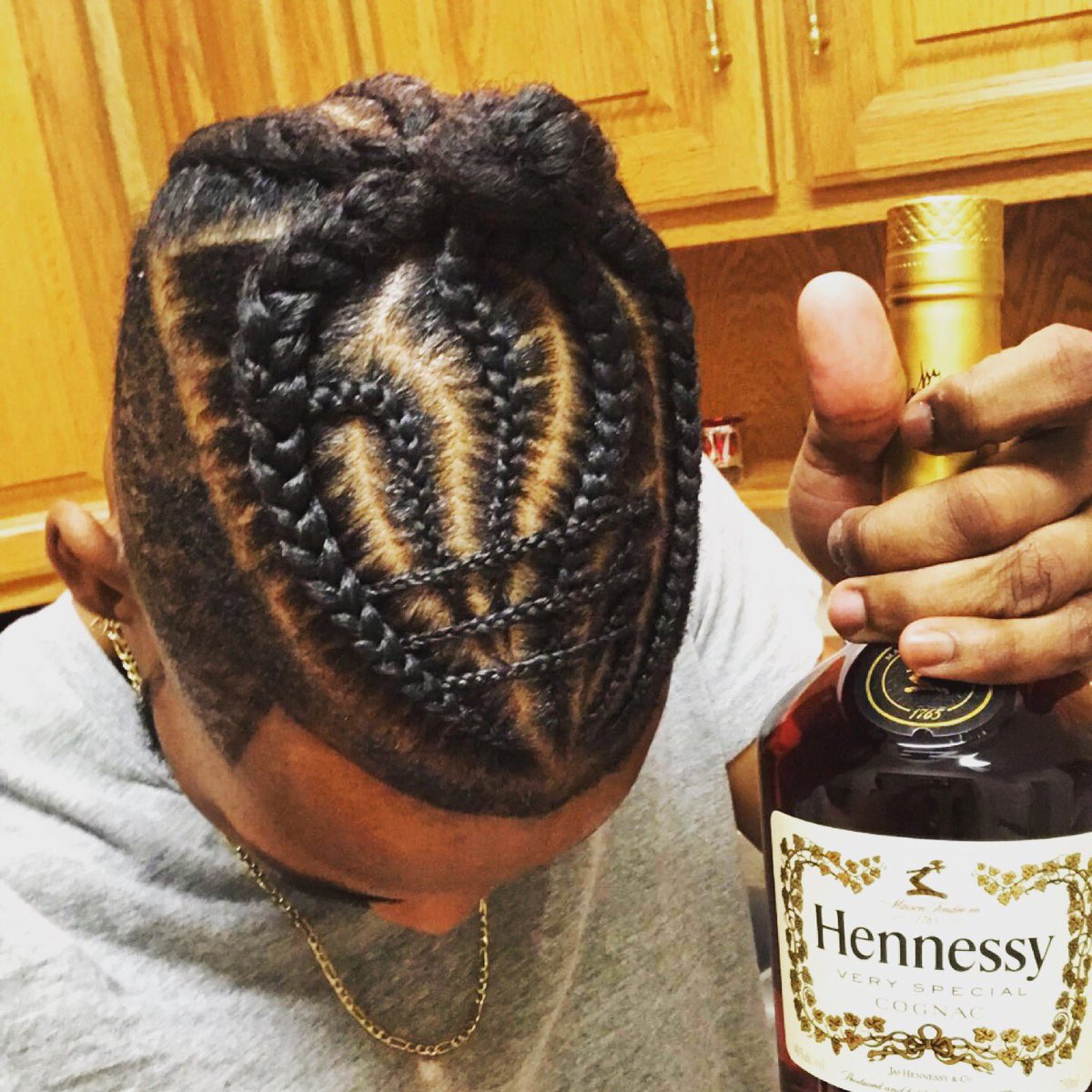 KingMorfa's tweet image. #Manbun #baidstylesl #HennyThingIsPossible #henny #hennessy #morfa #cornrows #FreshCut #YariiMorfa