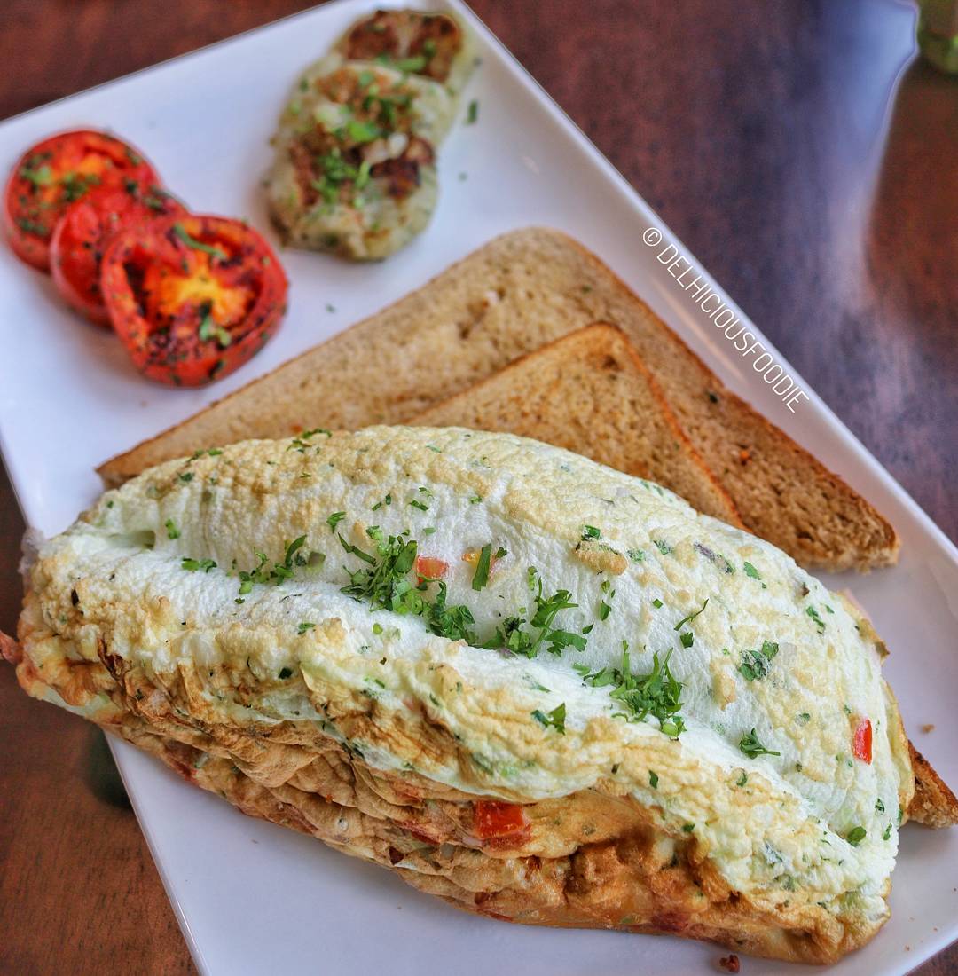 DelhiciousFoodi's tweet photo. #MondayMotivation : #Breakfast done right with a healthy Masala Omlette 🍳 and potato and tomatoes slightly grilled and spiced 💯

@GetafixCafe is one of the few places in #Delhi that opens up early in the morning and serves an all-day breakfast ❤ https://t.co/ROobO4yEmf