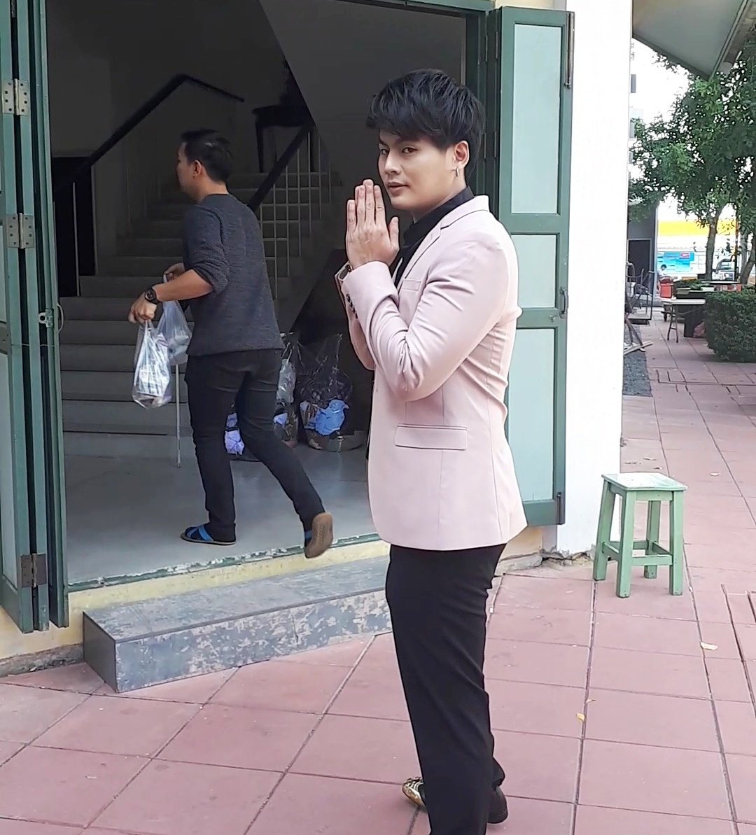 h_kanthana's tweet photo. 😁😁 @Hunz_IPHวันนี้อะหล่อเบย😍ได้รูปจากคลิป.. แทบไม่ทันนางเดินไม่ถึง10ก้าวเข้าไป แต่งตัวแว๊ววว#รู้มั้ยใครโสด
#โสดStories2
#Actsstudio https://t.co/EDfwdIN2N5