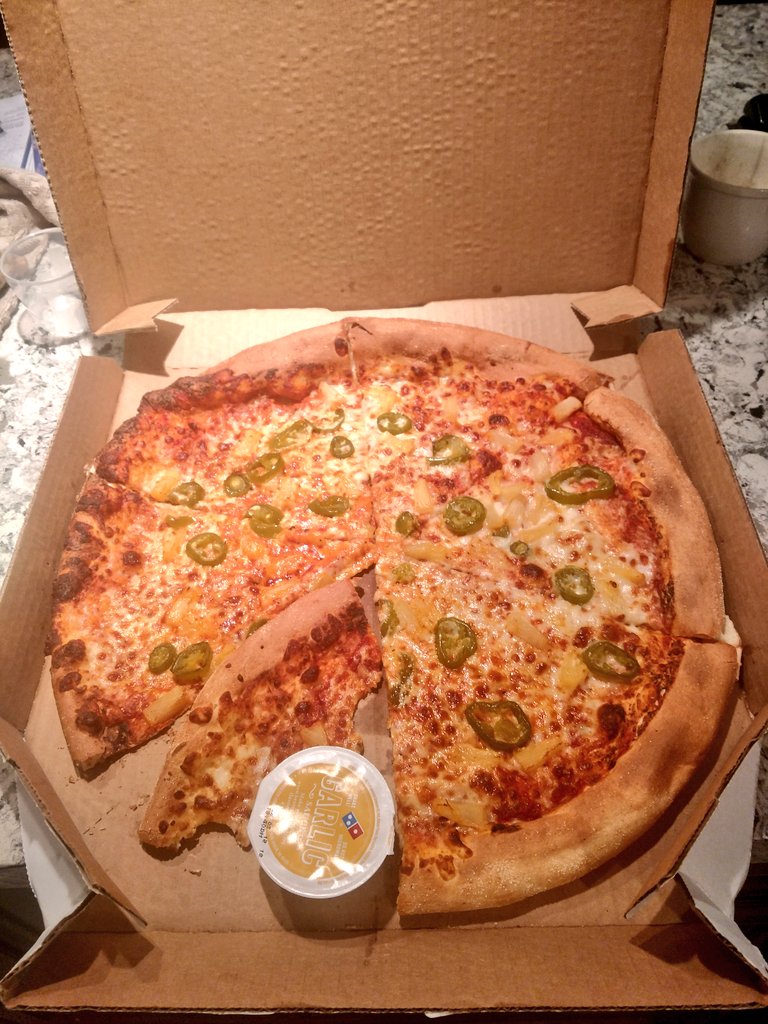 bl0OdNinja's tweet photo. ERMAHGERD! Pizza! Thank you so much, @EmeraldSohei! My fat ass started eating while I was signing the receipt XD https://t.co/cLdhAruug9