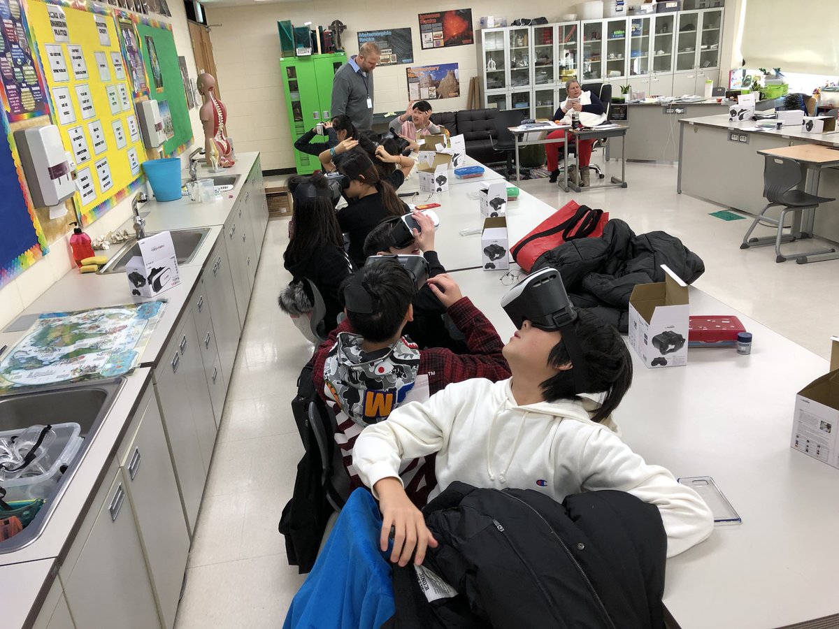 mcelroy23's tweet photo. Ss in @lori_uemura's class guiding themselves through the human lung. #expeditions #learningmyway #vr @GaryJohnston1 #kispride https://t.co/USQKqw1sc0