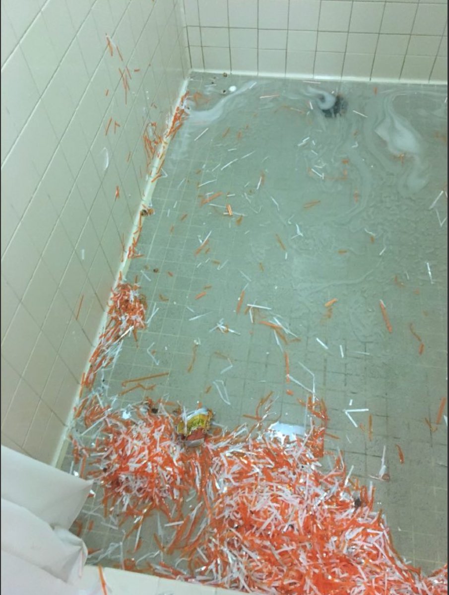 What is going on in the bathrooms nowadays... #supermoon