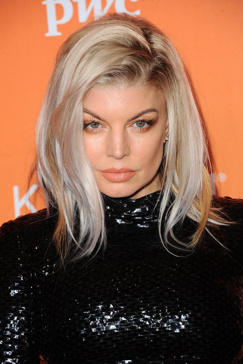 mundofergabee's tweet photo. O MUNDO PERTENCE A FERGIE E NÓS SÓ VIVEMOS NELE. Fotos em UHQ da Fergie no red carpet do #TrevorLIVE. ✨ https://t.co/2ev58ww66S