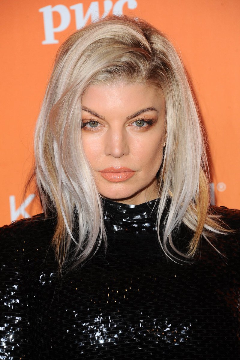 mundofergabee's tweet photo. O MUNDO PERTENCE A FERGIE E NÓS SÓ VIVEMOS NELE. Fotos em UHQ da Fergie no red carpet do #TrevorLIVE. ✨ https://t.co/2ev58ww66S