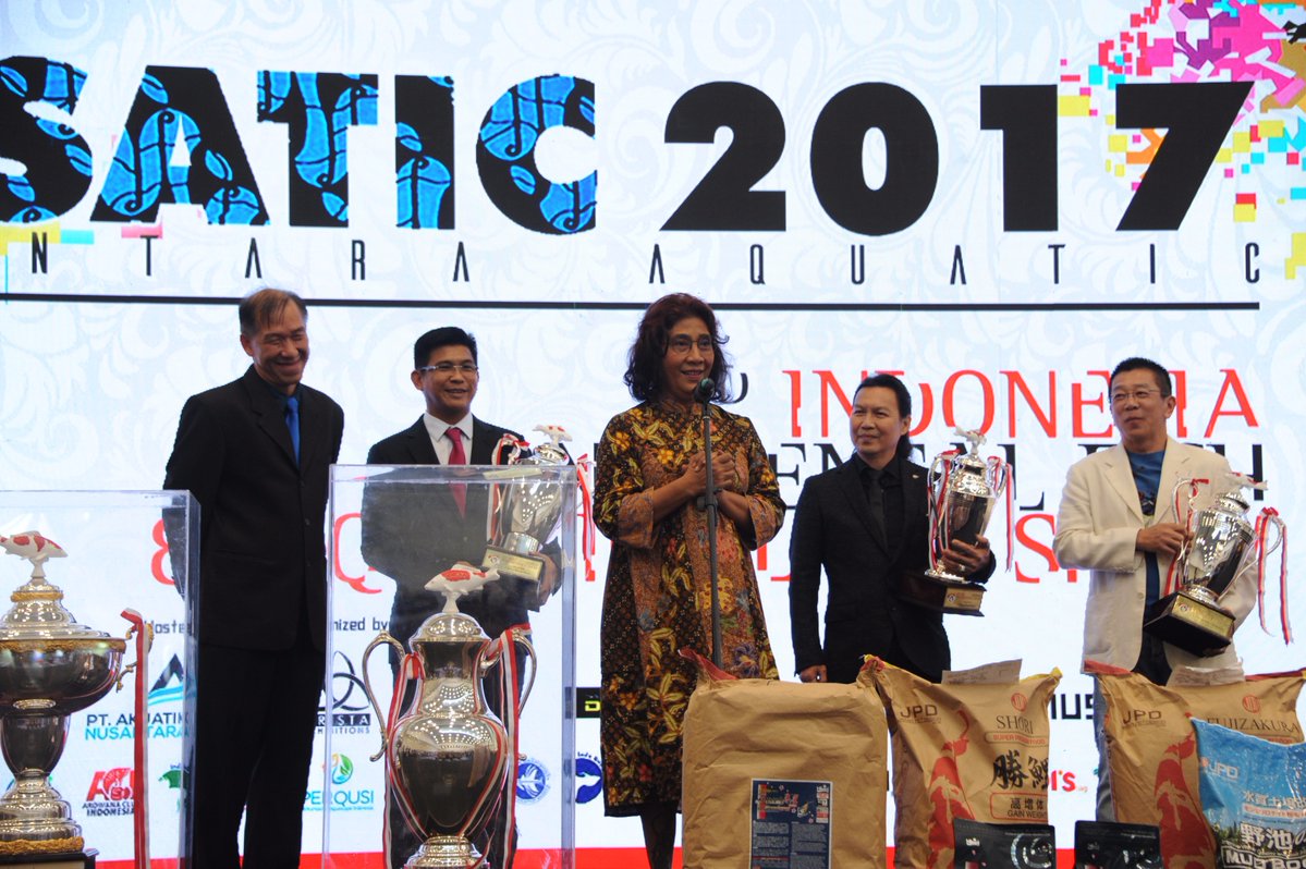 kkpgoid's tweet photo. Menteri @susipudjiastuti menyerahkan Piala Bergilir Presiden RI & Piala Bergilir Grand Champion kpd Bp. Sugiarto Kurniawan asal Surabaya. Ikan koi merah putih miliknya terpilih sbg pemenang dlm #Nusatic2017 (3/12). Yeaayy! Selamaaattt.๐๐
๐ท@reginasafri/Humas @Ditjen_PDSPKP https://t.co/VoGZbBB4C2