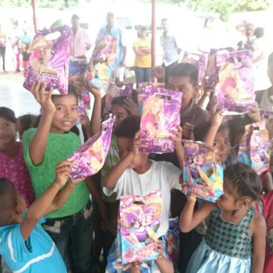 CruzTorrealbMRT's tweet photo. Asamblea y entrega de cotillones a los niños del sector Caico seco

10D* *#VictoriaPopular*
*#VotaTupamaro*
*#VotaPorCruzTorrealba*
*#YoVotoPorNany*
*#VotaRebelde*
*#CruzTorrealbaAlcaldesa* 03/12/2017 https://t.co/I5ssk3E9K9