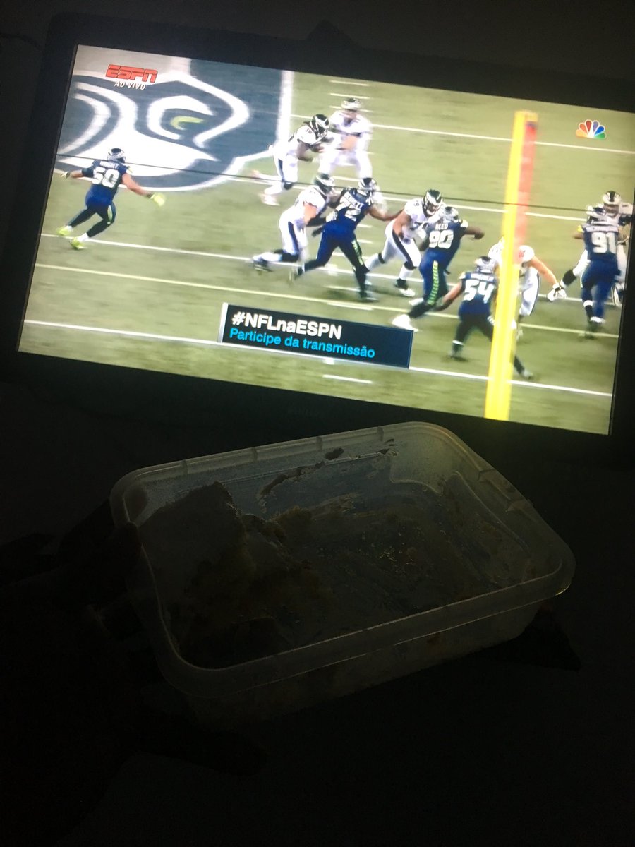 sydneysff6's tweet photo. 🍰 e nfl tudo combina #NFLnaESPN  dormir pra que ????!!!!!! https://t.co/wnCYLYNRiM