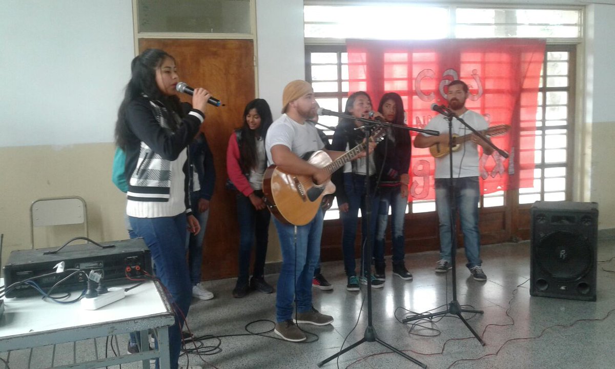 CAJsiglo21's tweet photo. En el día de la música llevamos nuestro arte al colegio. CAJ 5169 canto y batucada https://t.co/RWToDDG1Ir