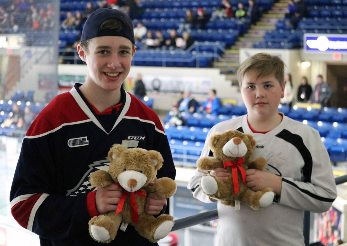 SpiritHockey's tweet photo. Santa 🎅🏼, Teddy Bears🐻, and a #SpiritVictory 🚨make for a great Sunday night https://t.co/WlcQfi6o3q