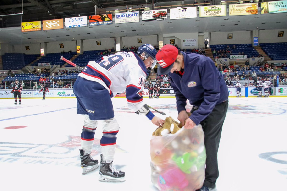 SpiritHockey's tweet photo. Santa 🎅🏼, Teddy Bears🐻, and a #SpiritVictory 🚨make for a great Sunday night https://t.co/WlcQfi6o3q
