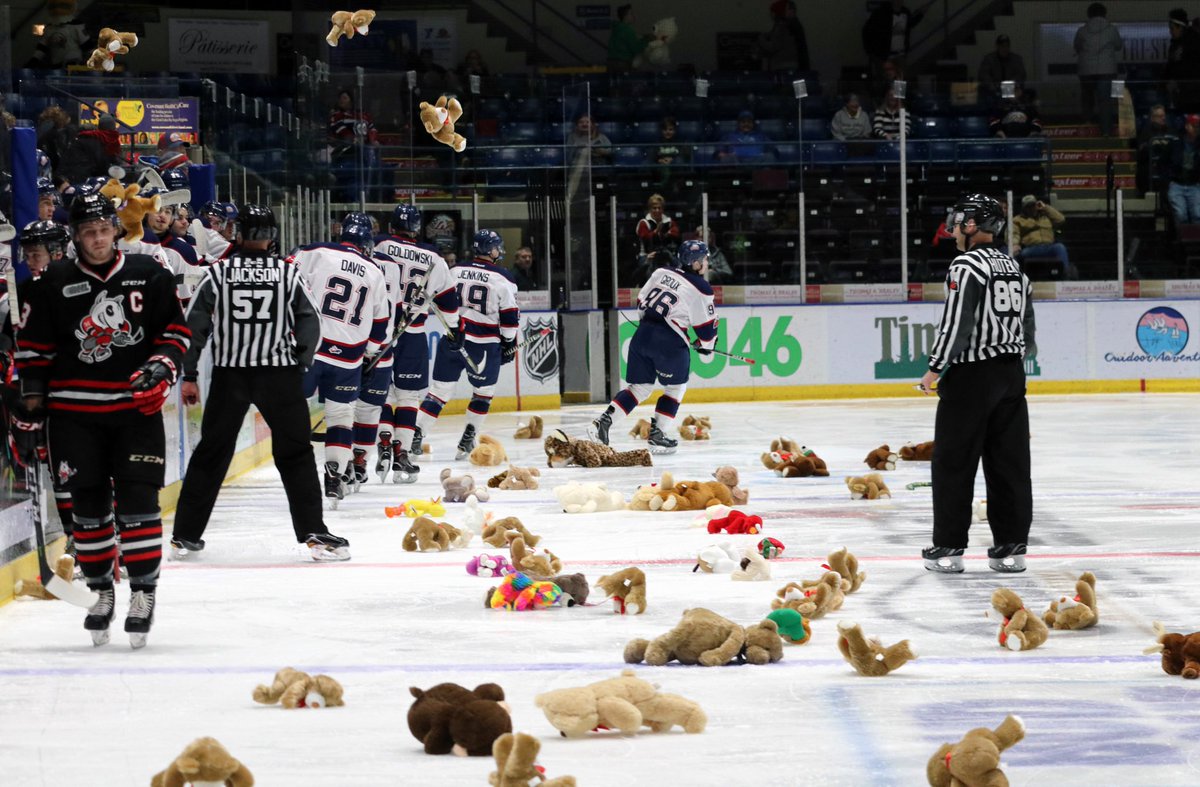 SpiritHockey's tweet photo. Santa 🎅🏼, Teddy Bears🐻, and a #SpiritVictory 🚨make for a great Sunday night https://t.co/WlcQfi6o3q