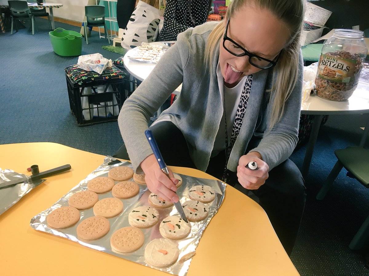 llai1109's tweet photo. Decorating Christmas cookies for the Christmas concert! @IngleburnPs https://t.co/aC8tr2S0dl