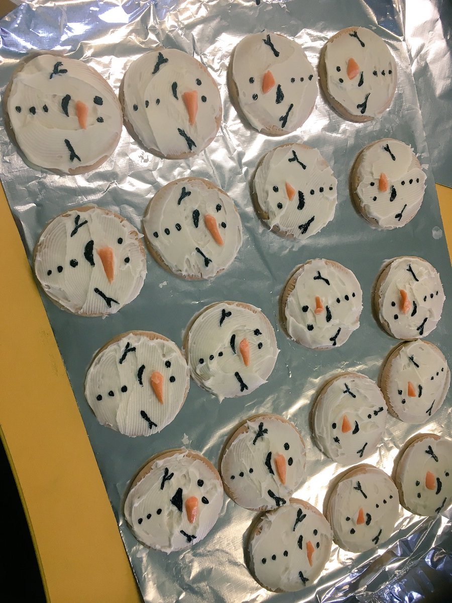 llai1109's tweet photo. Decorating Christmas cookies for the Christmas concert! @IngleburnPs https://t.co/aC8tr2S0dl