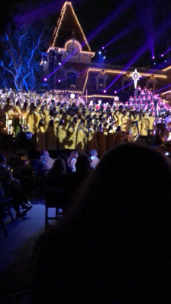 LOHS_Grizzlies's tweet photo. What a beautiful event as our Grizzly Chamber Singers participated in the 2017 Disneyland Candlelight Ceremony and Processional!! I was very proud to be there and watch our Grizzlies in action. #clawsup 🐻🎼🎺🎻 https://t.co/mh3SKJ855p