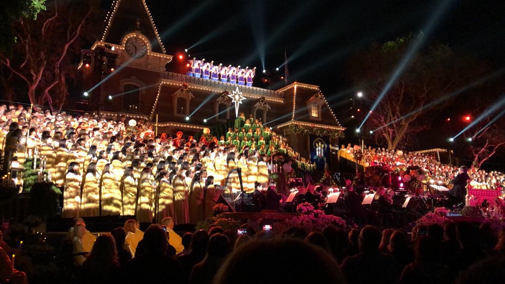 LOHS_Grizzlies's tweet photo. What a beautiful event as our Grizzly Chamber Singers participated in the 2017 Disneyland Candlelight Ceremony and Processional!! I was very proud to be there and watch our Grizzlies in action. #clawsup 🐻🎼🎺🎻 https://t.co/mh3SKJ855p