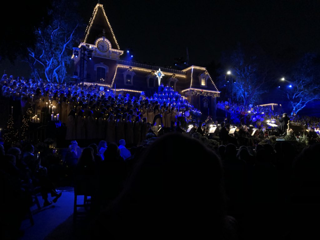 LOHS_Grizzlies's tweet photo. What a beautiful event as our Grizzly Chamber Singers participated in the 2017 Disneyland Candlelight Ceremony and Processional!! I was very proud to be there and watch our Grizzlies in action. #clawsup 🐻🎼🎺🎻 https://t.co/mh3SKJ855p