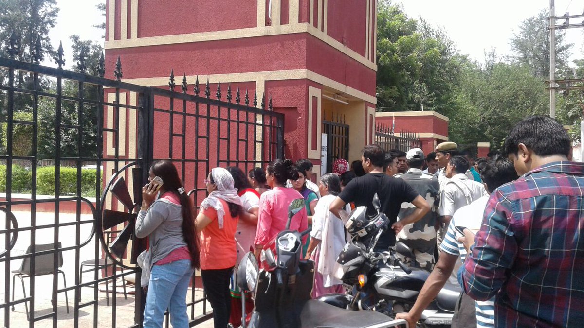 HTGurgaon's tweet image. Ryan murder: Juvenile arrested by CBI was prime witness of Gurgaon police
read.ht/BcGZ
(By @leenadhankhar &amp;amp; @iamrajeshahuja) 
via @htTweets