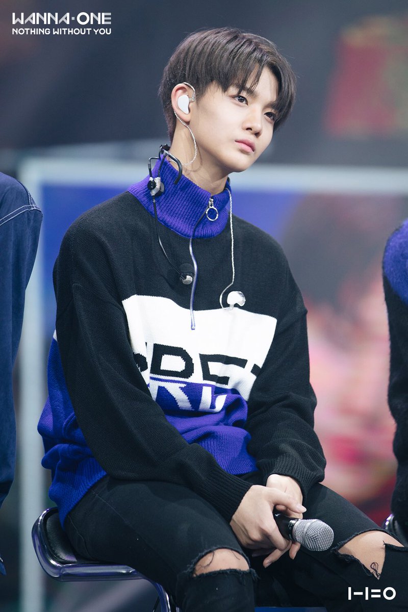 reve_S2_'s tweet photo. 배진영 얼굴 실화냐 https://t.co/ryPF5q0364