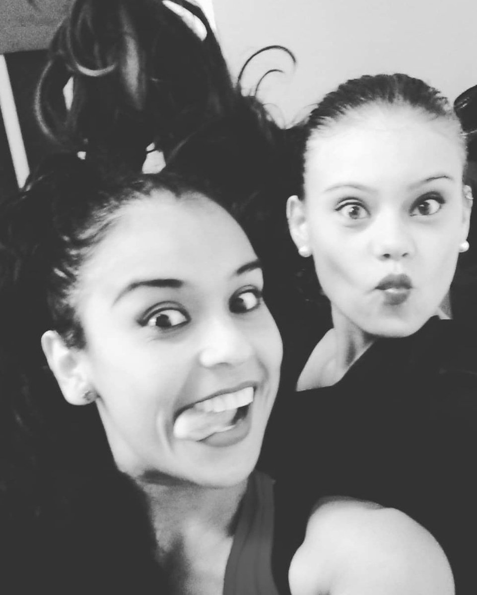 DaryOrtega20's tweet photo. Modo bailarinas! #Bailarinas #Demasiado #5678 #AySiLasQueBailan #ArtistasVenezolanos #ElMejorTrabajoDelMundo #Dancers #Dancer #Dance #girls #girlsdancers #makeup #Nitidas #Rostros #MaderoPro #GrupoMadero #Venezuela #Colombia https://t.co/YeFtm9vd2x