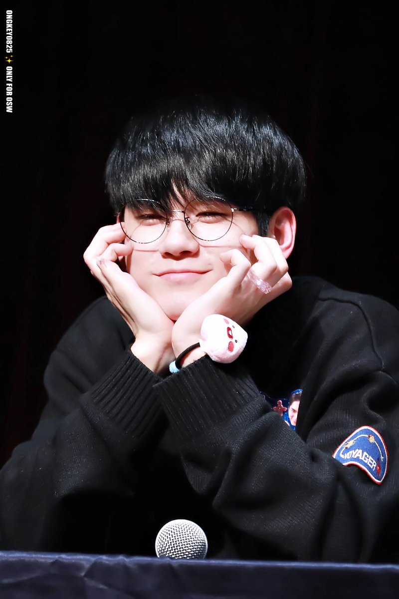ONGKey0825's tweet photo. 171118 상암 팬싸인회 #옹성우 
#ONGSEONGWU 
(>^ω^<)(O_O)[HQ] https://t.co/DhY7PNe8Wh