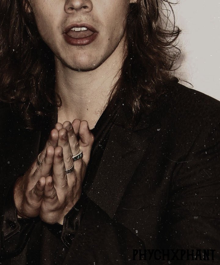 041217; 155h. — #BackTime

Al borde de la cornisa, casi apunto de caer.
No tengas miedo, sigue sonriendo.